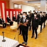 日本風の式典を開き、卒業証書を受け取る学生＝佐用日本語学校