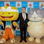 陣たくん（左）、牟礼市長（中央）と記念写真を撮るマル＝赤穂市役所