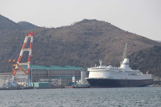 船内から見える工場や大型フェリー＝相生市内