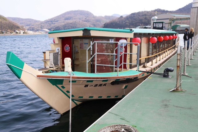 社員らの手でお色直しをした赤龍丸＝相生市内