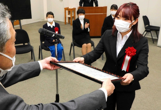 表彰状を受け取る釣萌華さん＝西播磨総合庁舎