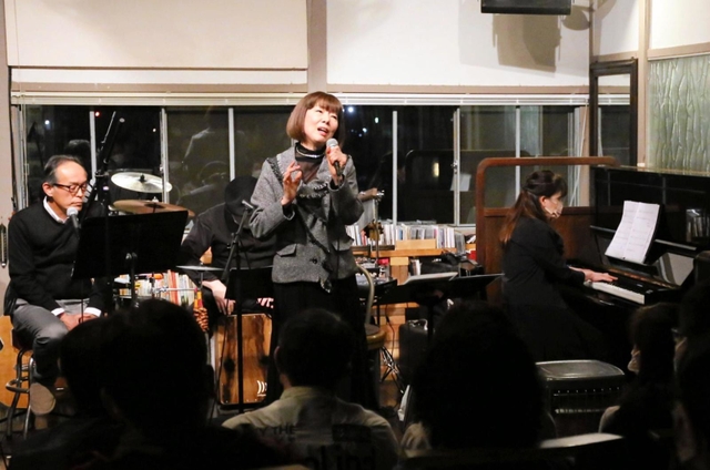 初の単独ライブを地元で開いた柴田まゆみさん＝たつの市龍野町富永、ガレリア・アーツ＆ティー（撮影・大山伸一郎）