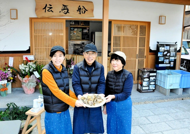 大河敦子さん（左）と永石一彦さん（中央）、和泉さん＝赤穂市坂越