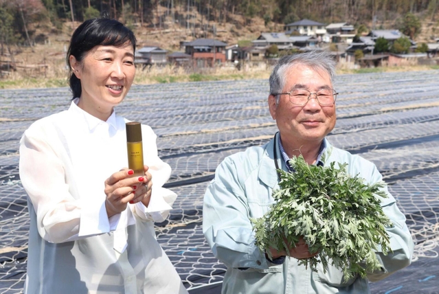 奥本幸正さん（右）が栽培するヨモギの視察に訪れた化粧品メーカー「シロ」の今井浩恵会長＝上郡町正福寺