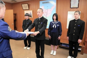 のじぎく賞を受ける（右から）藤本大翔さん、藤本あやなさん、大野瑞樹さん、志水陽昊さん＝福崎署