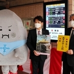 町キャラクター「ぼうじぃ」と並んでバス停をＰＲする服部千秋町長（中央）と神姫バスの橋本友一・山崎出張所長＝太子町鵤