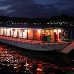 赤いちょうちんの明かりが夜の海面に揺れる屋形船＝相生市内