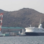 船内から見える工場や大型フェリー＝相生市内