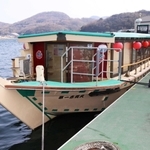 社員らの手でお色直しをした赤龍丸＝相生市内