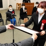 表彰状を受け取る釣萌華さん＝西播磨総合庁舎