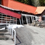 屋根に積もった雪で軒が崩れ、アーケードがゆがんだ飲食店「そうめん流し店　みやなか」＝宍粟市波賀町鹿伏