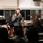 初の単独ライブを地元で開いた柴田まゆみさん＝たつの市龍野町富永、ガレリア・アーツ＆ティー（撮影・大山伸一郎）