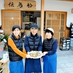 大河敦子さん（左）と永石一彦さん（中央）、和泉さん＝赤穂市坂越