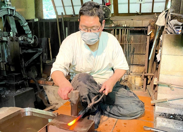 手鎚を振るい、小刀の形をつくる桔梗隼光さん＝相生市矢野町瓜生羅漢口