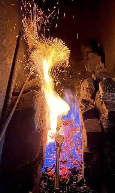 爆（は）ぜる炎に鋼をかざす＝相生市矢野町瓜生羅漢口