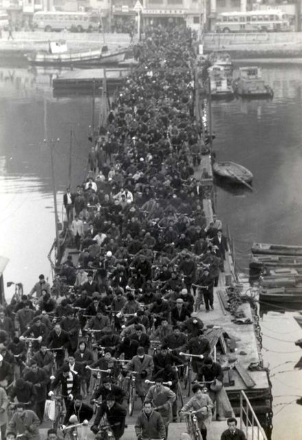 １９６５年に撮影された皆勤橋。多くの従業員であふれた（相生市提供）
