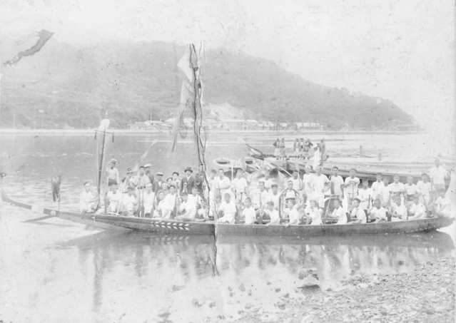 相生の初代ペーロン舟。最古の写真という（相生市立歴史民俗資料館提供）