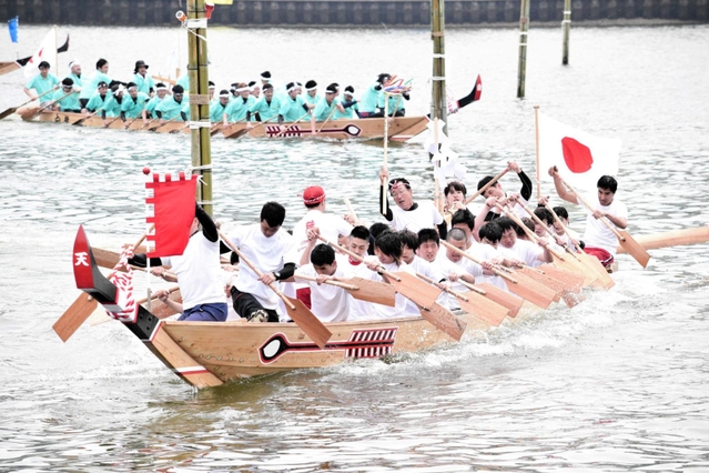 ２０１８年のペーロン競漕に出場した「陸ペーロンチーム」（相生ペーロン祭協賛会提供）