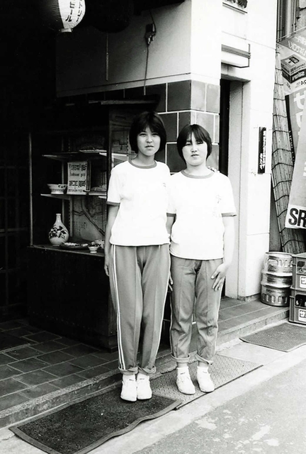 中学３年の中塚令子さん（右）と平尾卓美さん（平尾さん提供）