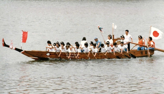 １９８６年、初めて相生湾を快走したギャルペーロン（平尾さん提供）