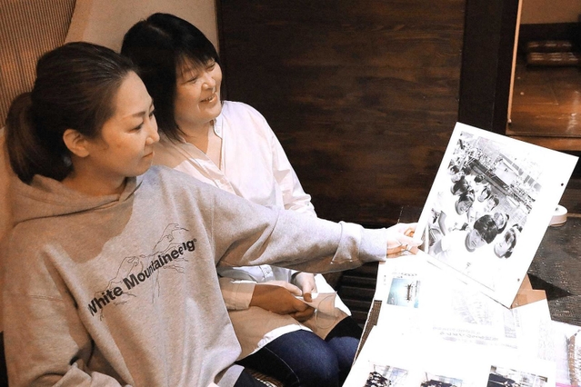 ギャルペーロンの思い出をたどる中塚令子さん（左）と平尾卓美さん＝相生市本郷町