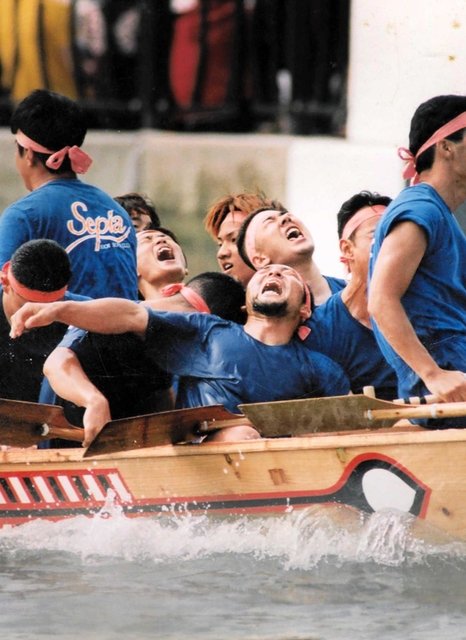 初優勝を決めた直後、舟の上で叫ぶメンバー（竹本さん提供）
