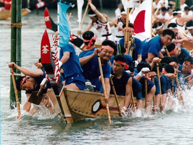 １９９３年、ＩＨＩ相生工場を破って初優勝したセピア倶楽部（相生ペーロン祭協賛会提供）