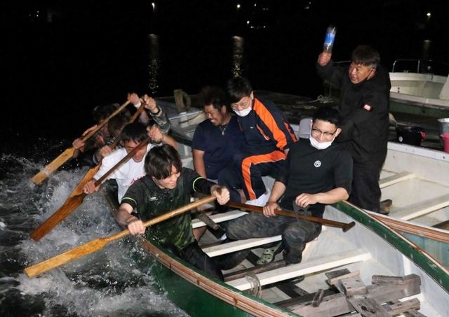 セピア倶楽部の若手メンバーを指導する竹本洋人代表（右）＝相生湾