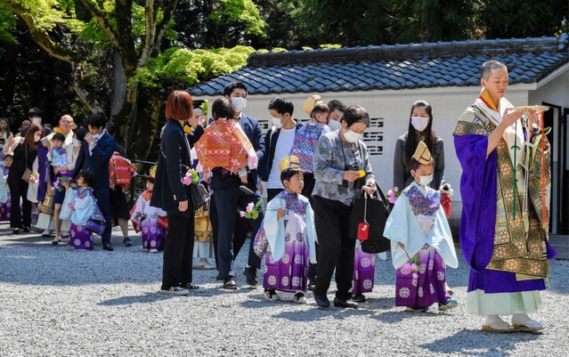３３年ぶりの本尊の開帳前に行われた稚児行列＝兵庫県神河町、法楽寺