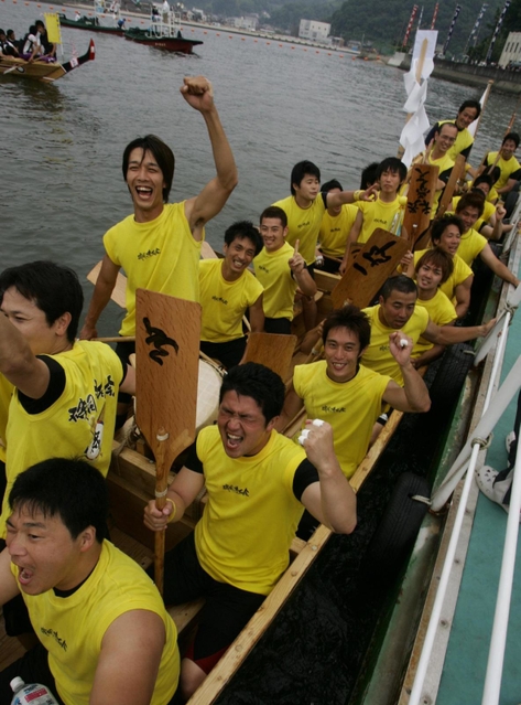念願の初優勝を果たした磯風漕友会の選手＝２００８年６月、相生湾