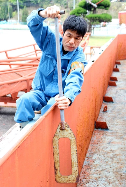 鉄製の櫂で練習するＩＨＩ相生工場チームの明石良一さん＝相生市桜ケ丘町
