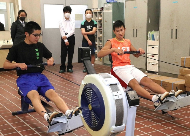 「舟をこぎたい」とボート部に入部した池田龍祐さん（左）＝相生産業高校