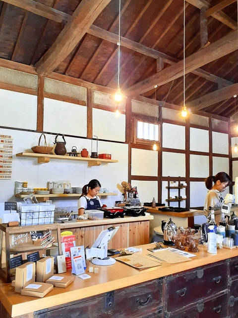武家屋敷跡住宅の蔵を改装したモモカフェの店内＝赤穂市上仮屋北