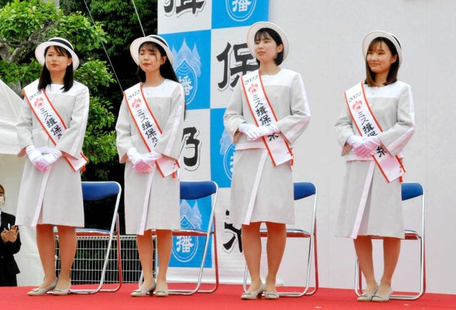 ミス揖保乃糸を引き継いだ４人＝たつの市神岡町奥村