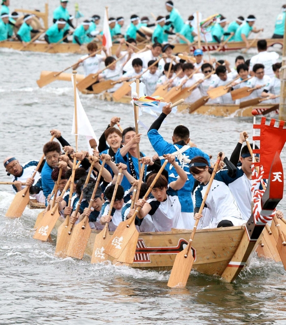 前回のペーロン競漕。水しぶきを上げて力強く進む＝２０１９年５月２６日、相生湾