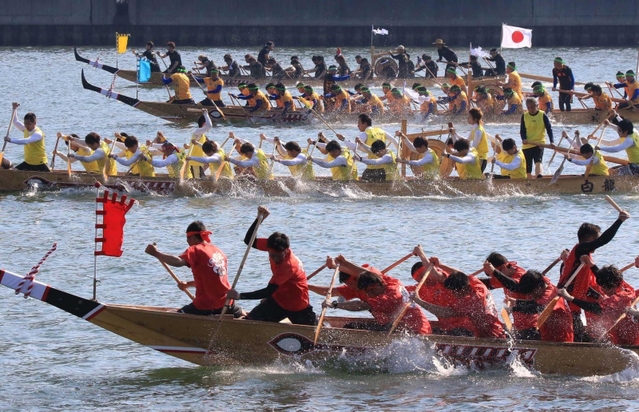 前回のペーロン競漕。水しぶきを上げて力強く進む＝２０１９年５月２６日、相生湾