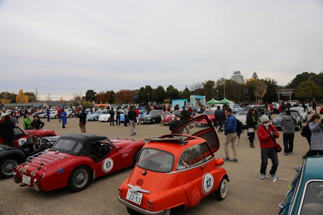 たくさんのクラシックカーが並んだ前回のイベント＝２０１９年１２月、大手前公園（実行委提供）