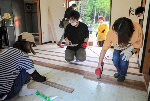 ダイニングをフローリングに改装する参加者＝市川町下牛尾