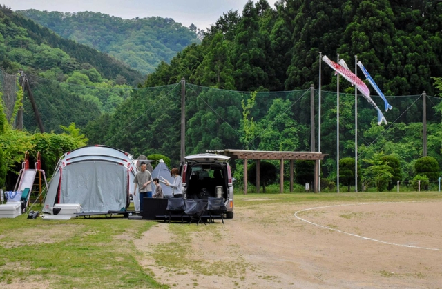 運動場でテント泊もできる宿泊施設「たかのす東小学校」＝宍粟市千種町鷹巣