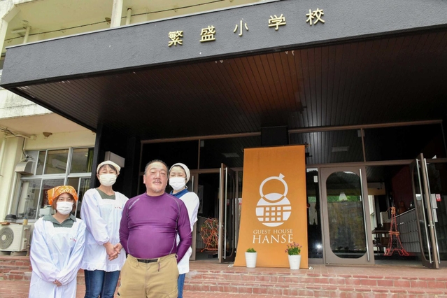 ゲストハウス繁盛校を運営するＮＰＯ法人モア繁盛の米田正富理事長（右手前）ら＝宍粟市一宮町上岸田