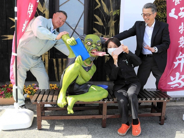 居酒屋前に設置された妖怪ベンチ「小豆洗い」＝福崎町西田原