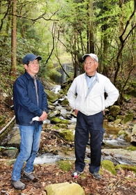 黒土川で小水力発電事業を目指す合同会社の阿曽知世巳さん（右）ら＝宍粟市千種町黒土