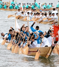 前回のペーロン競漕。水しぶきを上げて力強く進む＝２０１９年５月２６日、相生湾