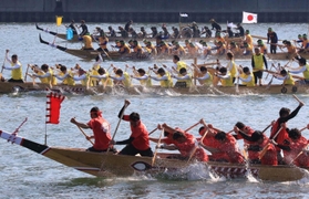前回のペーロン競漕。水しぶきを上げて力強く進む＝２０１９年５月２６日、相生湾