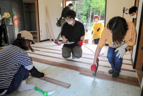 ダイニングをフローリングに改装する参加者＝市川町下牛尾