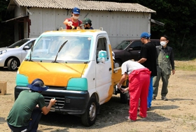 軽トラックを「市川サンフラワー」色に塗り替える親子ら＝市川町下牛尾