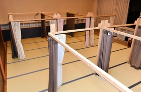 教室を改装したドミトリータイプの部屋＝宍粟市一宮町上岸田