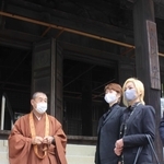 大谷康文住職（左）の案内で境内を巡る出演者の桜花昇ぼるさん（中央）と鳴海じゅんさん＝斑鳩寺
