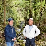 黒土川で小水力発電事業を目指す合同会社の阿曽知世巳さん（右）ら＝宍粟市千種町黒土