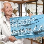 出場したペーロン競漕の写真を持つ川崎久令さん＝相生市